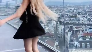 PUBLIC RISKY SEX SHOWING PUSSY IN THE TR