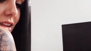 (Roxy Rains) Boyfriend Cheats On Her And Decides To Keep Herself Calm
