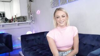 Bored Hoe Emma Hix Sucks Boyfriend's Hard Penis
