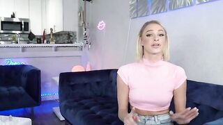 Bored Hoe Emma Hix Sucks Boyfriend's Hard Penis
