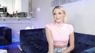 Bored Hoe Emma Hix Sucks Boyfriend's Hard Penis