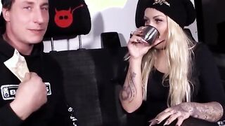 BUMS BUS - Long Booty Hot Mia Blow Takes It