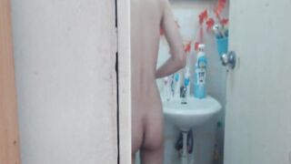 Step milf putting on a shower in the WC live on cam