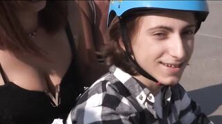 Dos Mamis que Saben Cómo Complacer Al Joven Filipe!