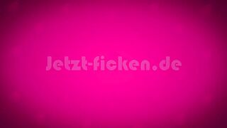 Deutsche Blondine wird im Garten gefickt