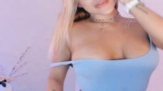 Slim Babe Doing Wild Show