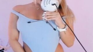 Slim Babe Doing Wild Show
