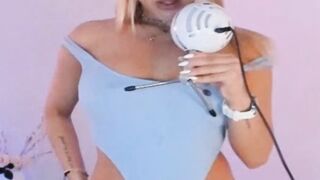 Slim Babe Doing Wild Show