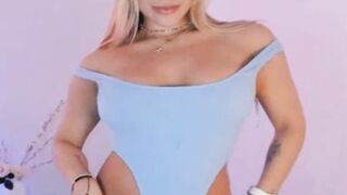 Slim Babe Doing Wild Show