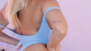 Slim Babe Doing Wild Show