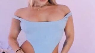 Slim Babe Doing Wild Show