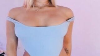 Slim Babe Doing Wild Show