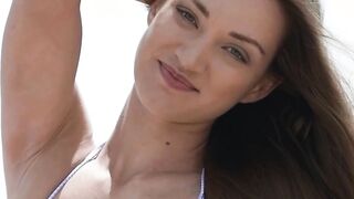 Babe reveals her hot boobs at the beach