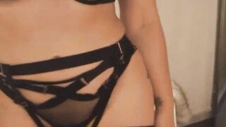 Fit Babe Rubs Her Wet Pussy On Cam
