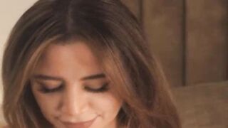 Fit Babe Rubs Her Wet Pussy On Cam