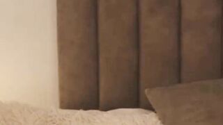 Fit Babe Rubs Her Wet Pussy On Cam