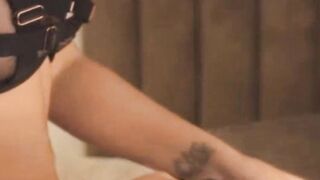 Fit Babe Rubs Her Wet Pussy On Cam