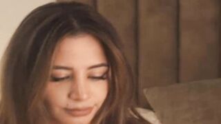 Fit Babe Rubs Her Wet Pussy On Cam