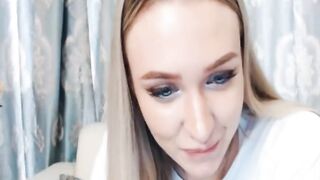 Beauty Bombshell Women Having Fun Her Cunt On Cam