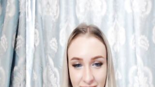 Beauty Bombshell Women Having Fun Her Cunt On Cam