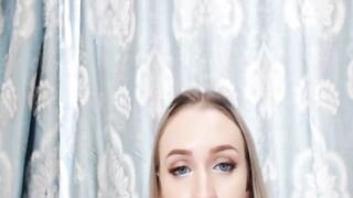 Beauty Bombshell Women Having Fun Her Cunt On Cam