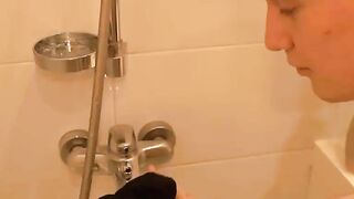 Courier Fucked the Girl in the Shower