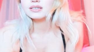 Naughty Babe Gets a Hot Self Pleasure