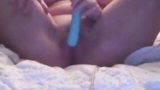 Milf Angela's relaxed morning masturbation