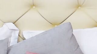 Big Tits Babe Do A Seductive Play On Cam