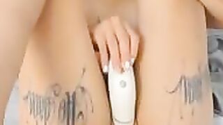 Sexy Babe Loves Pleasuring Her Clit