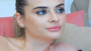 Seductive Babe Rubbing Her Wet Pussy On Cam