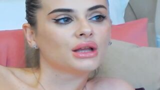 Seductive Babe Rubbing Her Wet Pussy On Cam