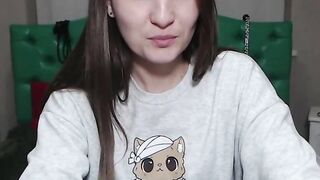 Amateur babe shows ass in leggings on webcam