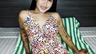Big booty Thai teen posed totally naked