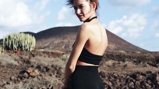 Sexy muse reveals her tits in the desert