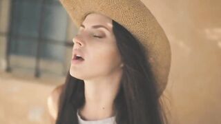 Uninhibited natural Beauty masturbates outdoors on her vacation