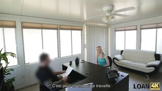 LOAN4K. Une danseuse go-go du strip-bar local est prête pour