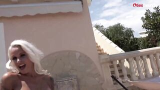 Blonde mom gibt Blowjob am Pool im Urlaub - Sexfreunde.com