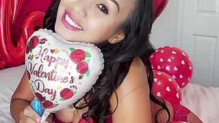 Asian cutie posed and fucked herself