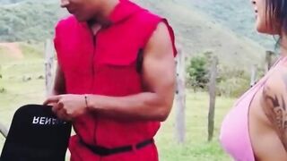 Mariana pays with her pussy to the mechanic who repairs her car on a public road