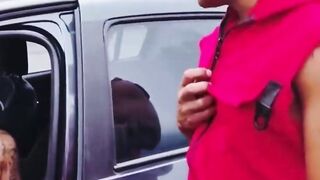 Mariana pays with her pussy to the mechanic who repairs her car on a public road
