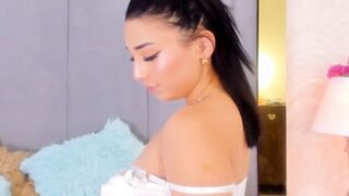 Solo Babe Fuck Her Shaved Pussy
