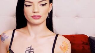 Bouncy Boobs Babe Digs Pussy Deep