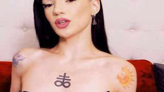 Bouncy Boobs Babe Digs Pussy Deep