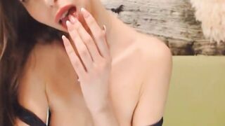Incredible Cutie women Penetrate Her Both Holes
