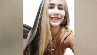 Cute Asian babe posed for her viewers