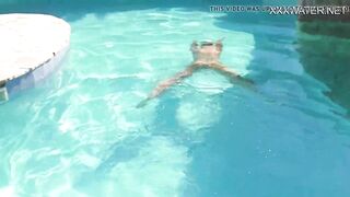 Lidia Skukoha masturbates in the swimming pool