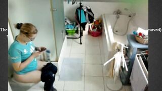 jolie jeune blonde a poil dans la salle de bain