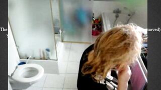 jolie jeune blonde a poil dans la salle de bain