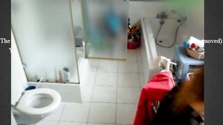 jolie jeune blonde a poil dans la salle de bain